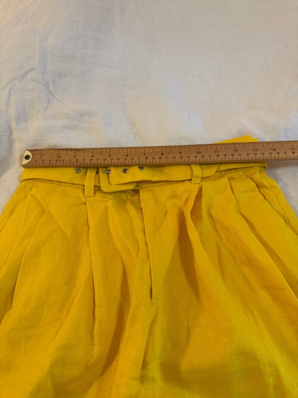 Banana Republic, tailored yellow linen shorts, womens 0.  A summer classic - Picture 3 of 12